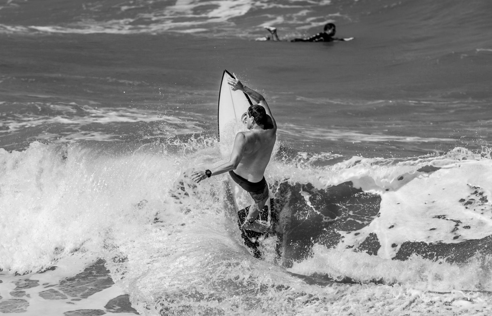 Surfista practicando una maniobra